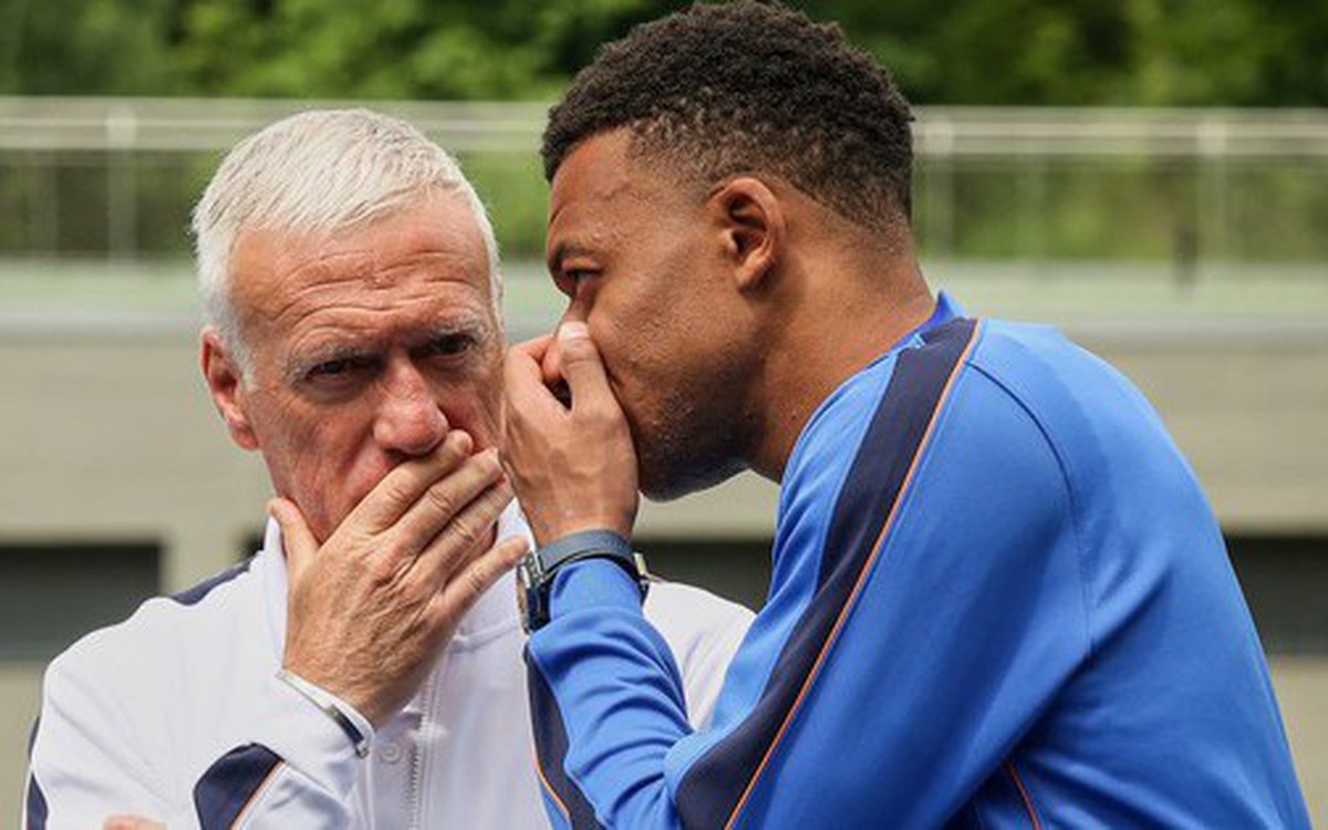 HLV Pháp nổi đóa: “Tôi chắc phải ngu ngốc lắm mới xếp Mbappe đá tiền đạo cắm!”