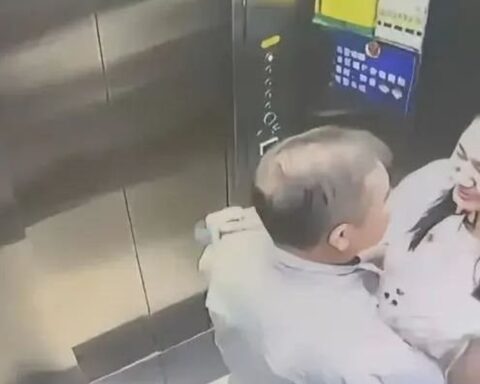 Bê bối tình ái chấn động: Chủ tịch tập đoàn công nghệ lộ clip thân mật với nữ influencer, ngay lập tức vốn hoá công ty bay 7,5 tỷ USD