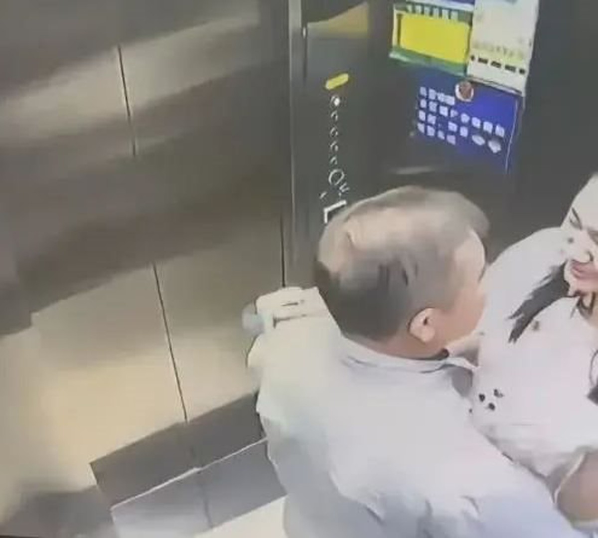 Bê bối tình ái chấn động: Chủ tịch tập đoàn công nghệ lộ clip thân mật với nữ influencer, ngay lập tức vốn hoá công ty bay 7,5 tỷ USD