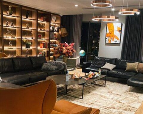 Nam MC cưới cô tiếp viên hàng không kém 8 tuổi: Mua đứt penthouse tặng vợ, độ cưng chiều ngang tổng tài ngôn tình