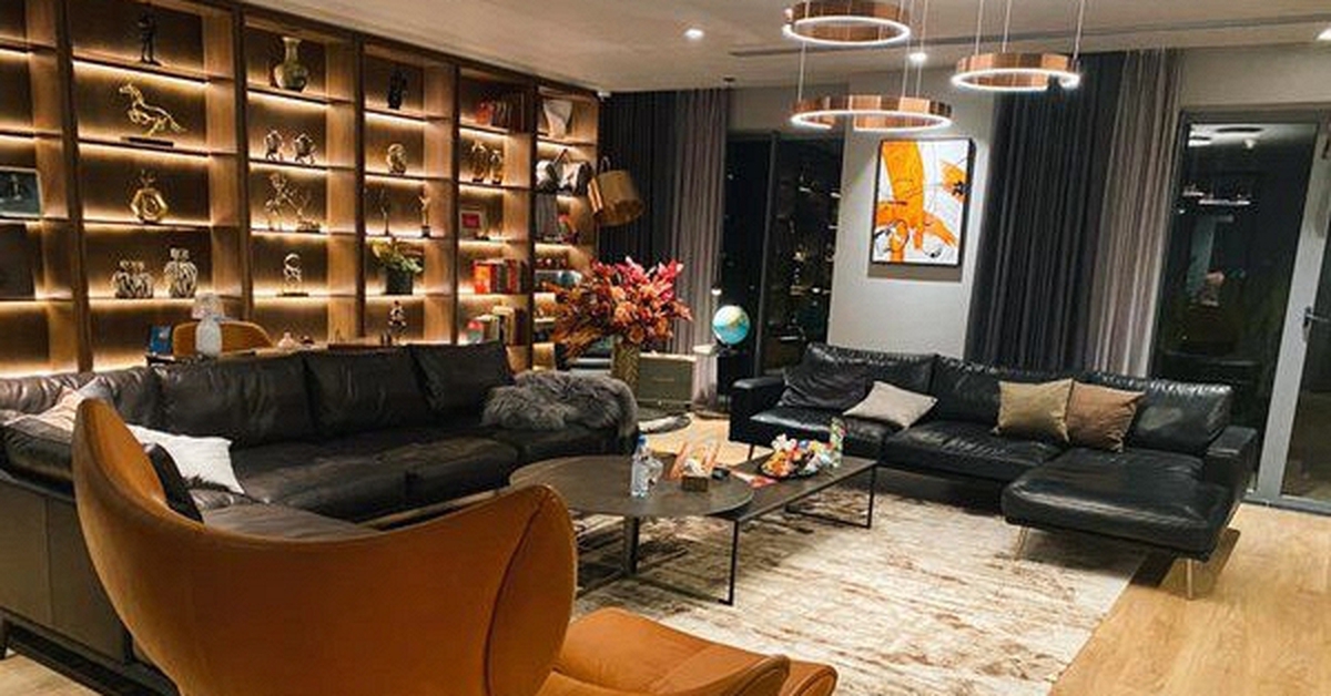 Nam MC cưới cô tiếp viên hàng không kém 8 tuổi: Mua đứt penthouse tặng vợ, độ cưng chiều ngang tổng tài ngôn tình