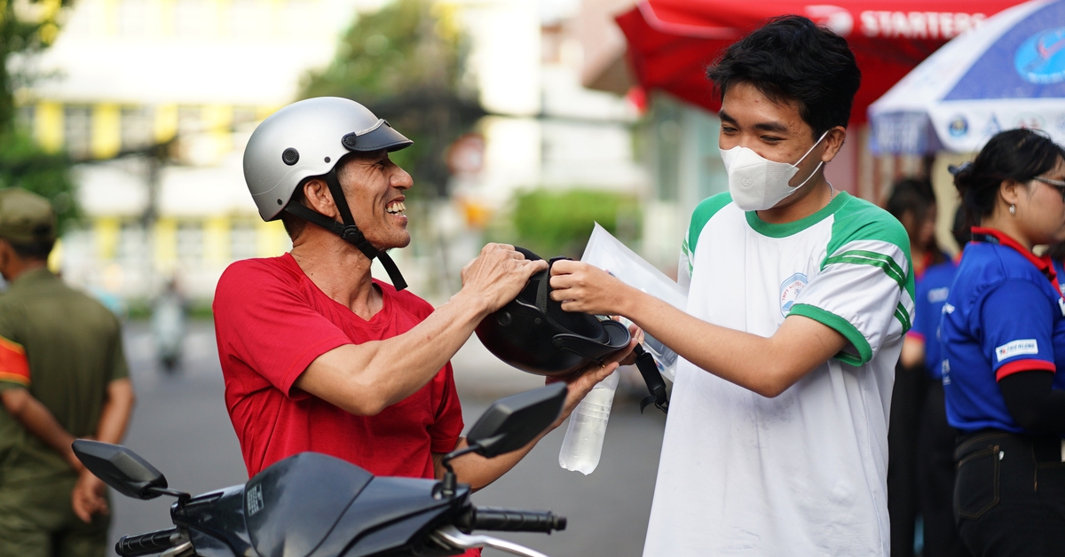 Thi tốt nghiệp THPT 2026 buổi đầu tiên: Hơn 1,2 triệu thí sinh sẵn sàng chinh phục môn Văn chương trình mới