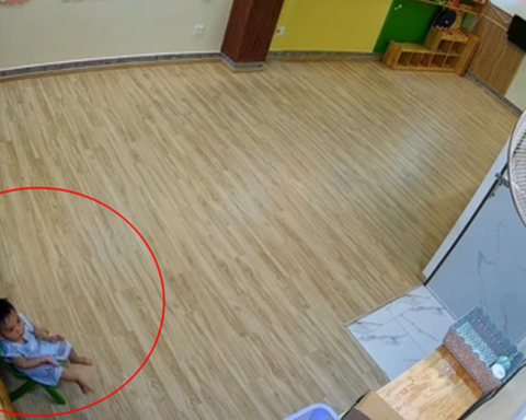 Em bé 18 tháng ngồi 1 mình thui thủi trong lớp chờ mẹ đến đón: “Ngoan ngoãn đến mức đau lòng!”