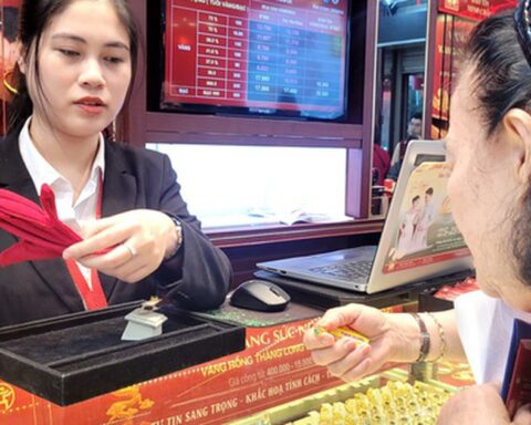 Chuyên gia lý giải vì sao giá vàng “ngủ dậy” giảm hàng triệu đồng mỗi lượng