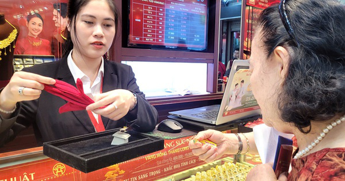 Chuyên gia lý giải vì sao giá vàng “ngủ dậy” giảm hàng triệu đồng mỗi lượng