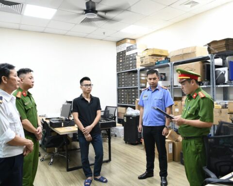 [Ảnh] Khám xét khẩn cấp 5 địa điểm, 3 công ty trong vụ án xâm phạm bản quyền máy tính đầu tiên ở Việt Nam