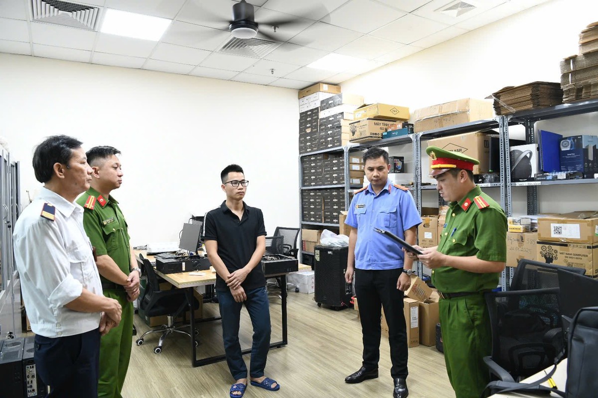 [Ảnh] Khám xét khẩn cấp 5 địa điểm, 3 công ty trong vụ án xâm phạm bản quyền máy tính đầu tiên ở Việt Nam