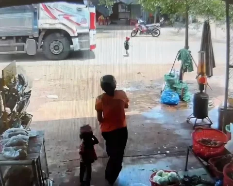 Chạy qua đường, bé trai 3 tuổi bị xe tải tông tử vong