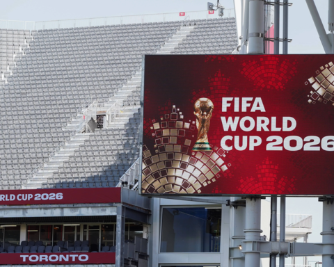 Chi tối đa 8 triệu đồng để tên xuất hiện vài giây trên màn hình FIFA, mong ai đó nhìn thấy và chụp lại: Trào lưu sống ảo mới tại World Cup 2026