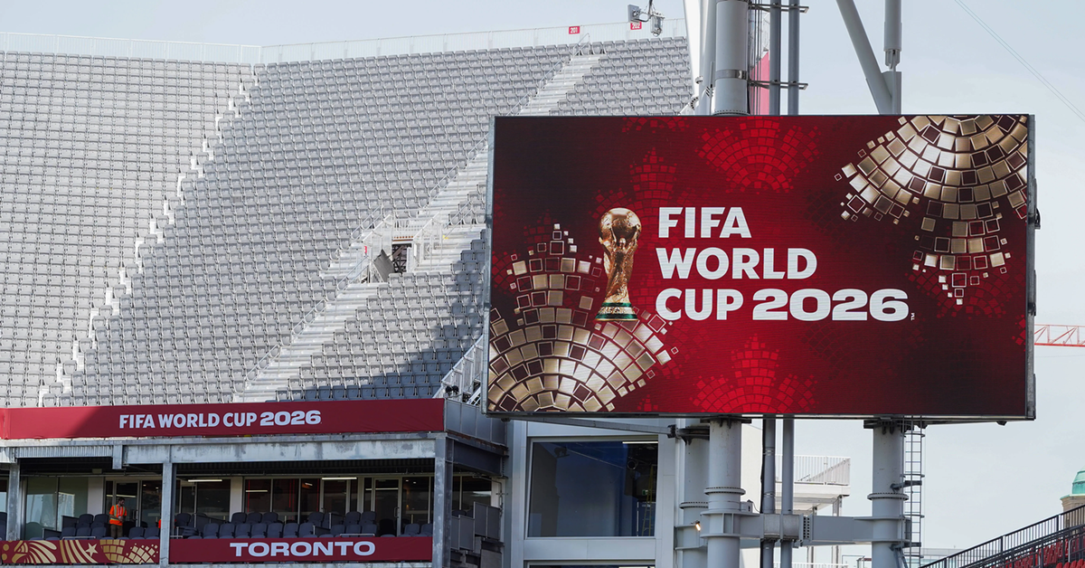 Chi tối đa 8 triệu đồng để tên xuất hiện vài giây trên màn hình FIFA, mong ai đó nhìn thấy và chụp lại: Trào lưu sống ảo mới tại World Cup 2026