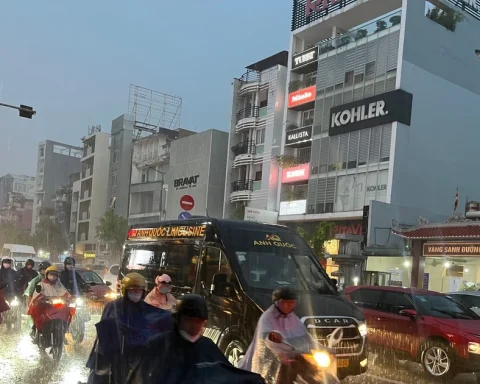 Mưa như trút nước, người dân TPHCM chật vật trên đường về nhà