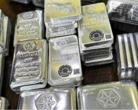 Quỹ bạc lớn nhất thế giới tiếp tục “xả hàng” bất chấp giá bạc bật tăng mạnh