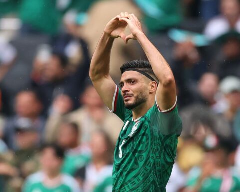 Câu chuyện xúc động về Raul Jimenez: Từng nứt sọ kinh hoàng đến bi kịch mất cha, bật khóc khi ghi bàn tại World Cup