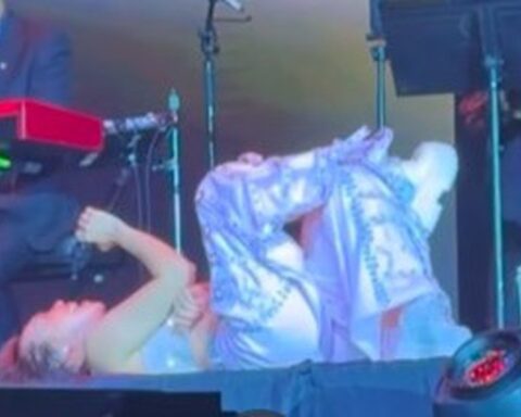 Mỹ Tâm sang Mỹ làm liveshow, nằm vắt chân chữ ngũ hát gây tranh cãi