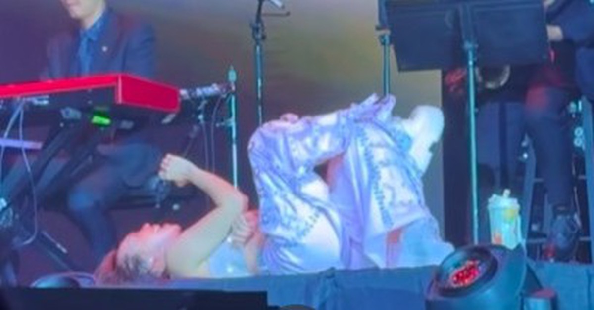 Mỹ Tâm sang Mỹ làm liveshow, nằm vắt chân chữ ngũ hát gây tranh cãi