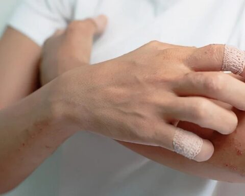 Thức khuya, ăn đồ ăn giao tận nhà suốt nhiều năm, người phụ nữ ân hận nhận “tin dữ” ung thư