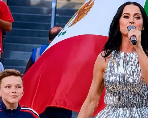Siêu sao Katy Perry khiến cả thế giới phải đợi chờ, hoá thành “cái đèn chùm màu bạc” chiếm sóng World Cup 2026