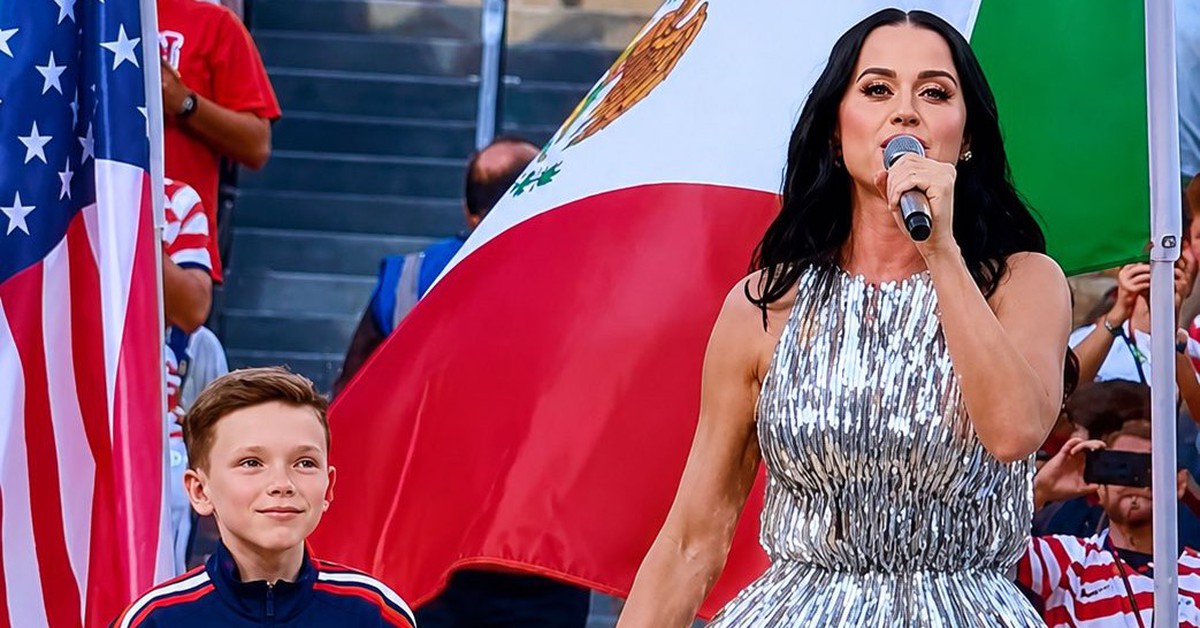 Siêu sao Katy Perry khiến cả thế giới phải đợi chờ, hoá thành “cái đèn chùm màu bạc” chiếm sóng World Cup 2026