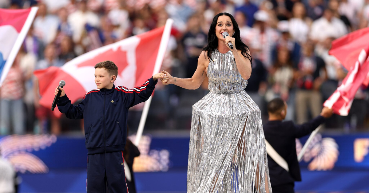 Danh tính cậu bé đứng với Katy Perry, khiến 70.000 người ồ lên tại World Cup 2026
