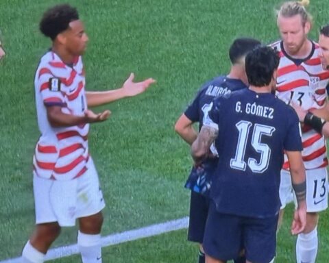 Sự cố tại World Cup: Trọng tài rút thẻ phạt nhầm người, VAR “giải oan” bằng quyết định chưa từng có trong lịch sử