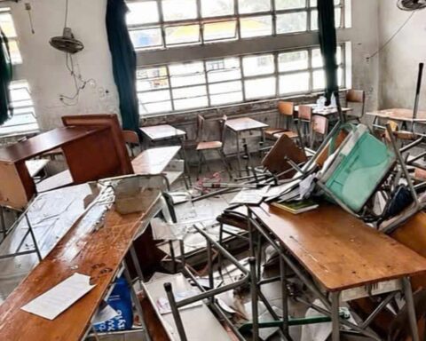 Buổi học cuối, nhóm học sinh lớp 9 ném bàn ghế, sách vở giữa lớp gây xôn xao