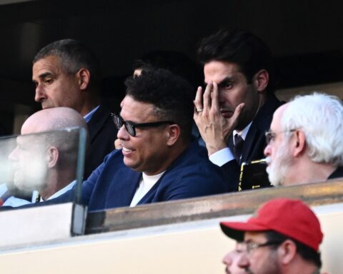 Vũ trụ siêu sao và huyền thoại trứ danh hội tụ cổ vũ Brazil: Ronaldo “Béo” lo sốt vó bên cạnh “thiên thần” Kaka