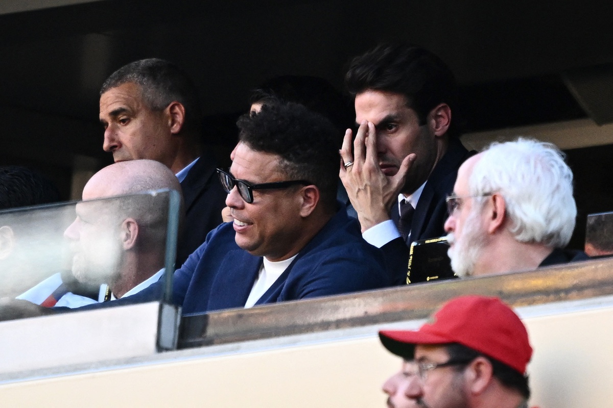 Vũ trụ siêu sao và huyền thoại trứ danh hội tụ cổ vũ Brazil: Ronaldo “Béo” lo sốt vó bên cạnh “thiên thần” Kaka