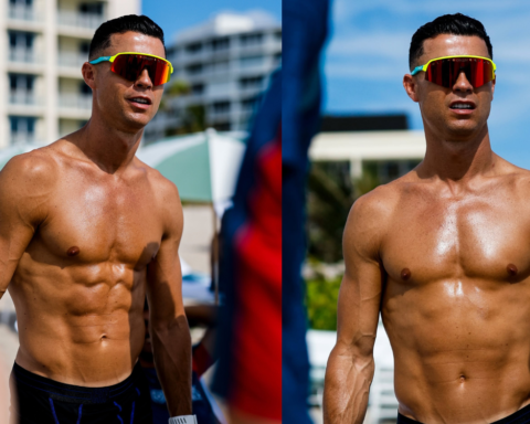 Ronaldo cởi trần khoe body 6 múi cuồn cuộn như tạc tượng tại World Cup