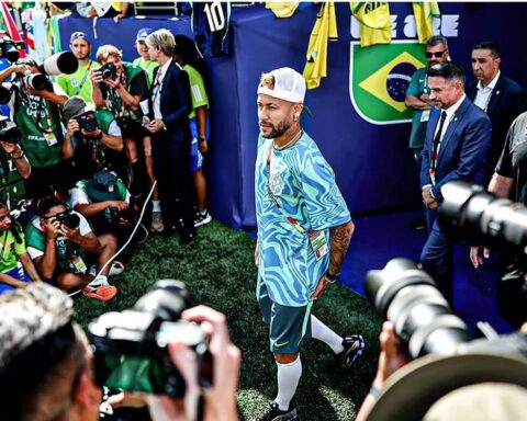 Neymar bị hàng trăm ống kính “pressing”