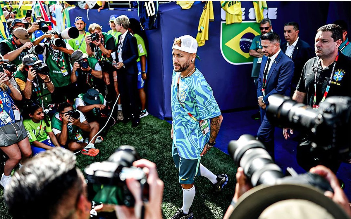 Neymar bị hàng trăm ống kính “pressing”