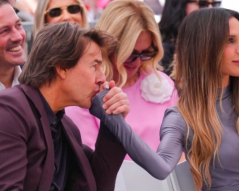 Khoảnh khắc Tom Cruise hôn tay vợ Beckham gây tranh cãi