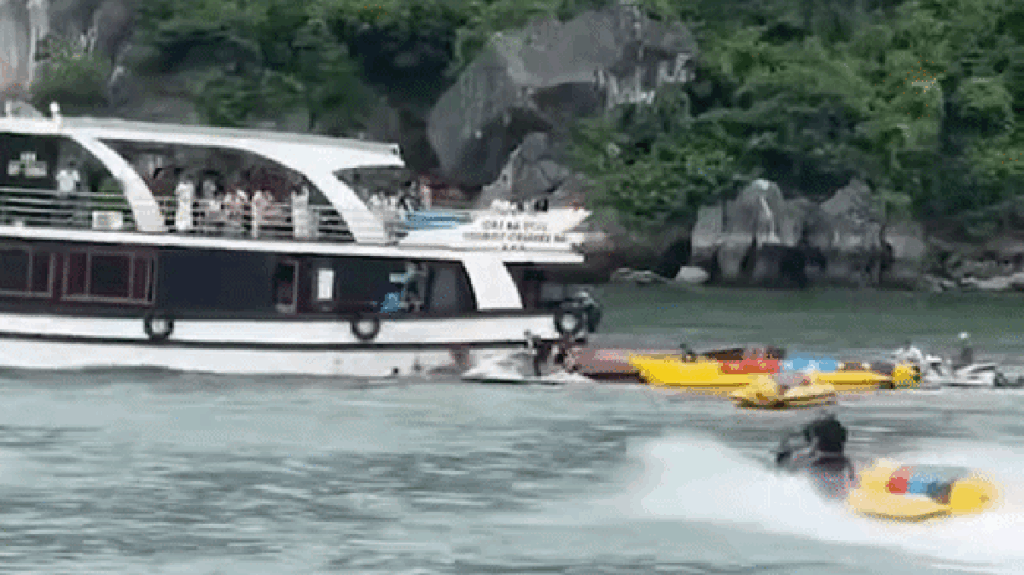 CLIP: Tàu vỏ gỗ chìm trên vịnh Lan Hạ, một phụ nữ tử vong
