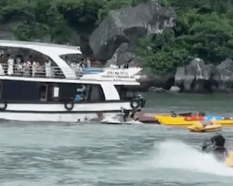 CLIP: Tàu vỏ gỗ chìm trên vịnh Lan Hạ, một phụ nữ tử vong