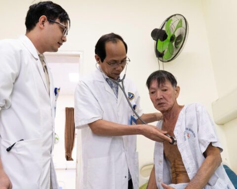 Đau chân về đêm rồi tự hết: Có phải trẻ đang lớn nhanh?