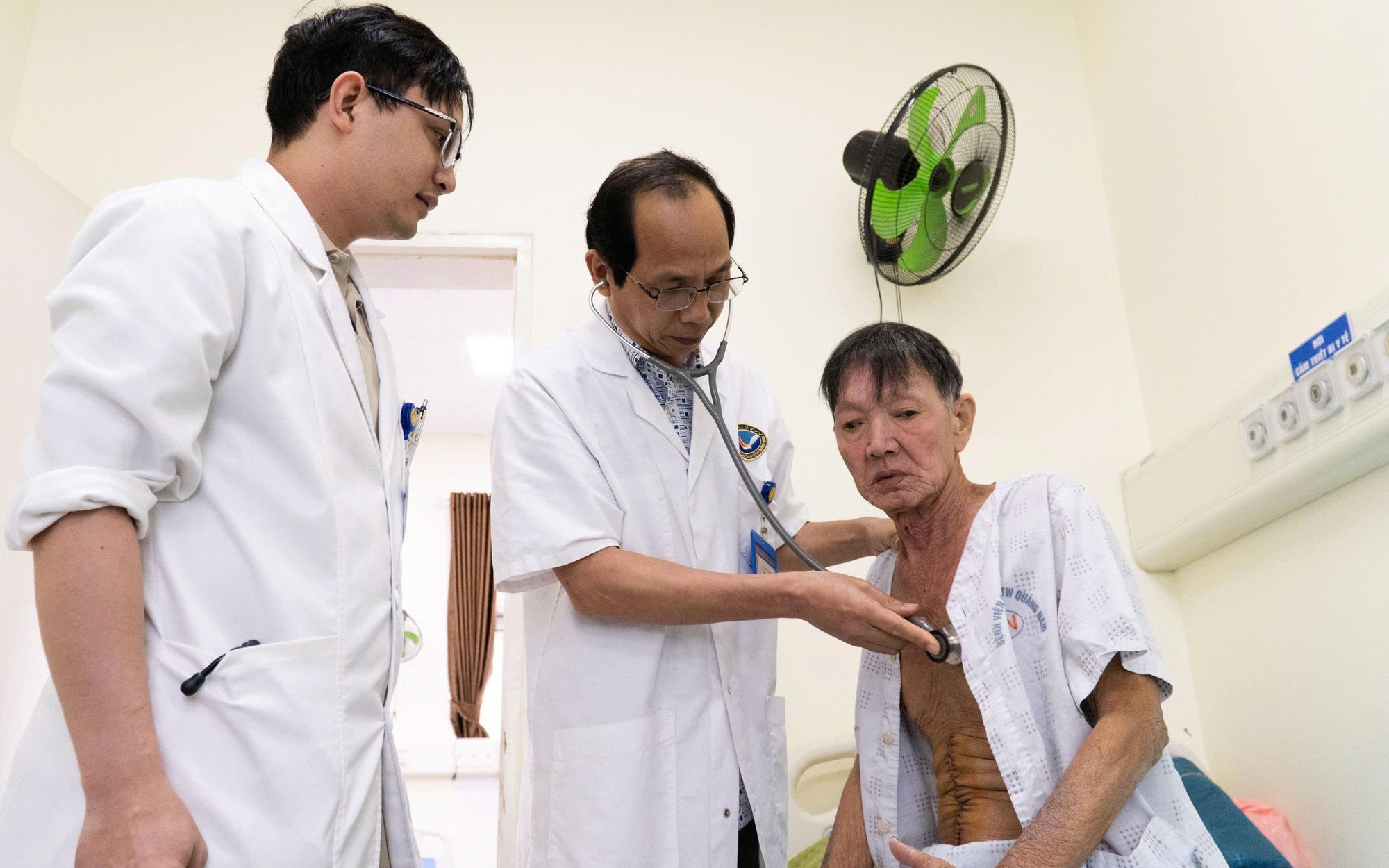 Đau chân về đêm rồi tự hết: Có phải trẻ đang lớn nhanh?