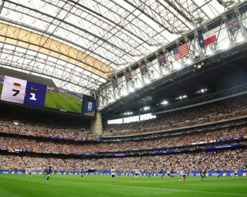 FIFA bị chỉ trích kịch liệt vì “trò hề” ở World Cup: Sân bóng mát rượi, trọng tài vẫn dừng trận đấu để “làm mát”