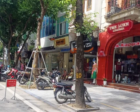 Nhiều cửa hàng ‘ngang nhiên’ chiếm dụng lòng đường Hà Nội
