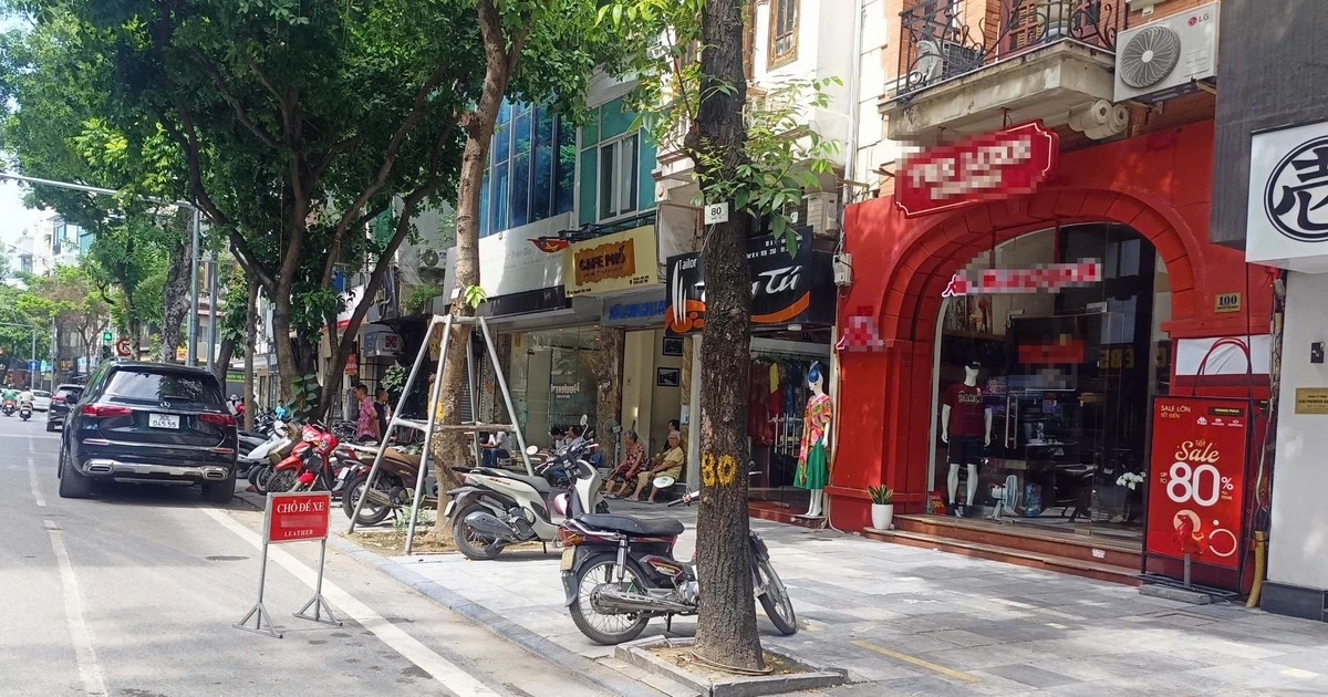 Nhiều cửa hàng ‘ngang nhiên’ chiếm dụng lòng đường Hà Nội