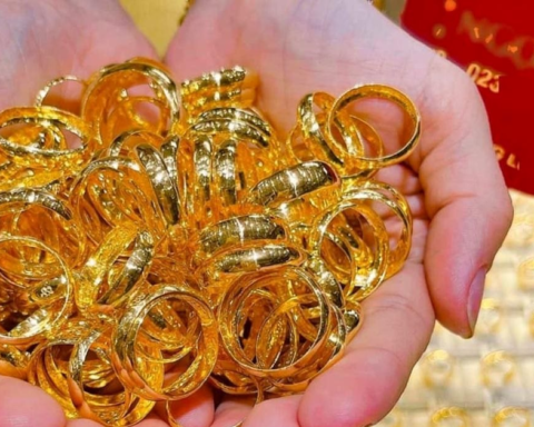 Đảo chiều, giá vàng tiếp tục đi lên: Nhiều người lãi đậm trong cảm giác ngỡ ngàng