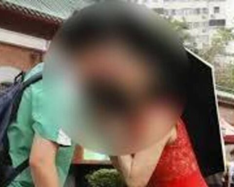 Bức ảnh bà mẹ chụp cùng con trai nhận cơn mưa chê trách: Con đã lớn rồi, sao còn thể hiện tình cảm kiểu này?