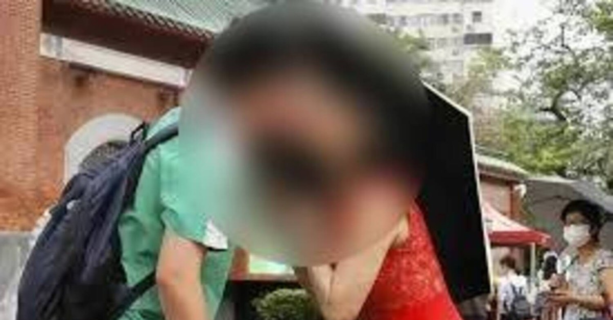 Bức ảnh bà mẹ chụp cùng con trai nhận cơn mưa chê trách: Con đã lớn rồi, sao còn thể hiện tình cảm kiểu này?