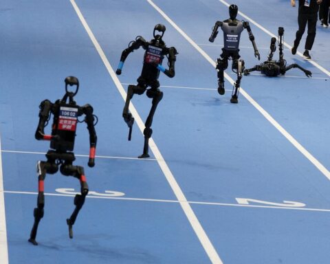 Vì sao Trung Quốc cứ cho robot hình người nhào lộn, múa côn, chạy marathon dù suốt ngày ngã chổng vó?