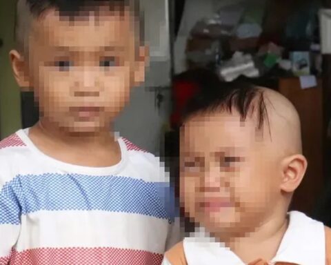 Xót xa cảnh 2 cháu bé bị bỏ rơi trước cổng chùa dưới trời mưa ướt sũng