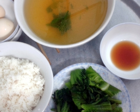 Vợ chồng lương 23 triệu nhưng mỗi tháng chỉ tiêu 5 triệu, mẹ chồng lên thăm nhìn mâm cơm liền nổi giận: “Tiết kiệm kiểu này rồi có ngày trả giá”