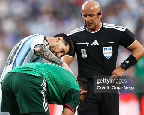 Messi gây sốt với cái cúi đầu xin lỗi đối thủ sau pha va chạm trên sân World Cup 2026
