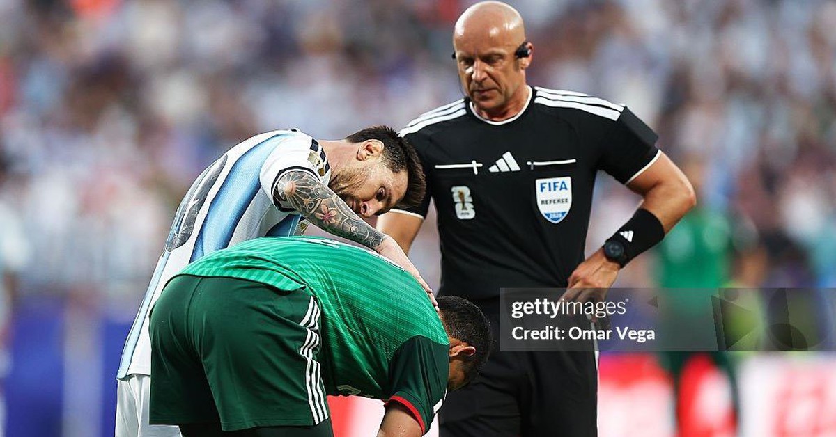 Messi gây sốt với cái cúi đầu xin lỗi đối thủ sau pha va chạm trên sân World Cup 2026