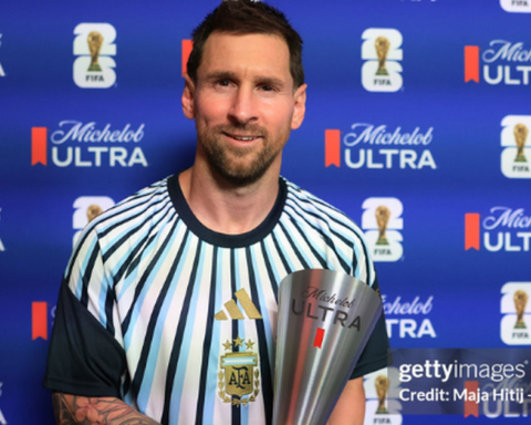 Tất nhiên rồi, Messi nhận giải Cầu thủ xuất sắc nhất trận Argentina 3-0 Algeria