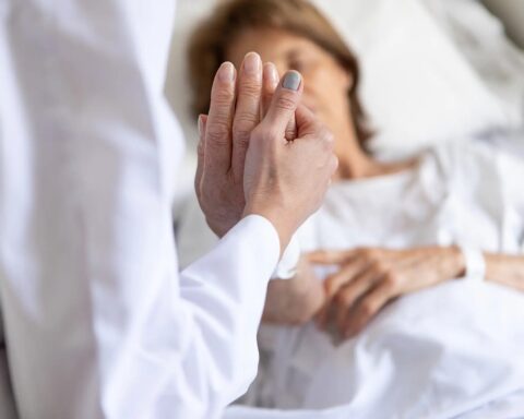 Y tá tiết lộ biểu hiện lạ của những người sắp qua đời