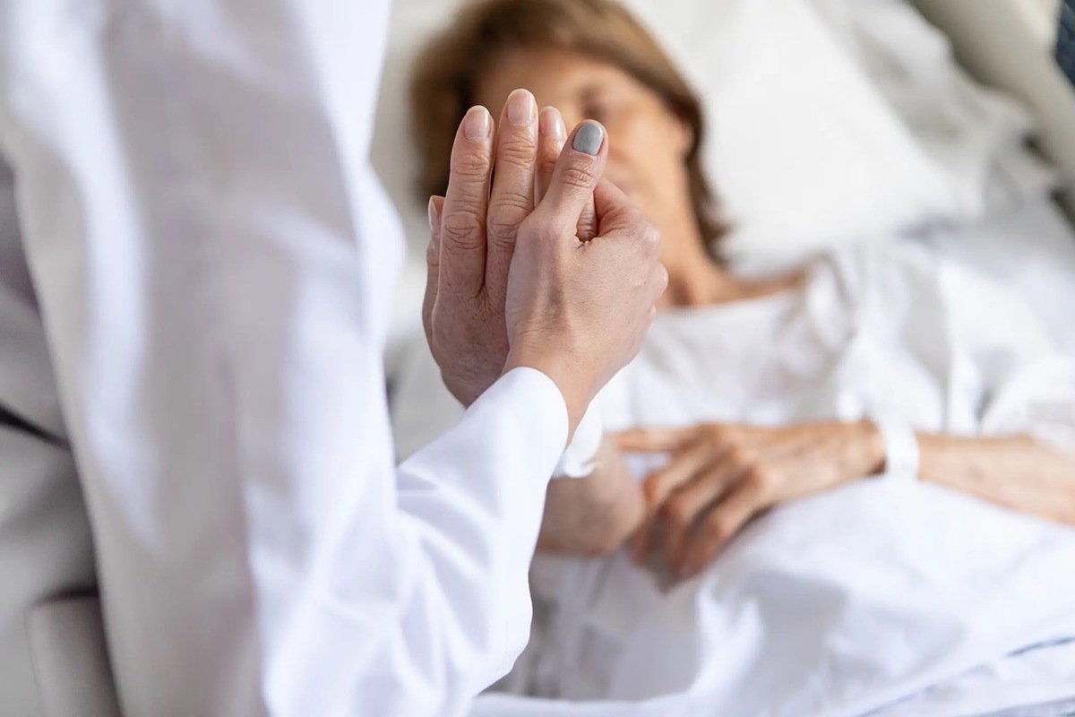 Y tá tiết lộ biểu hiện lạ của những người sắp qua đời