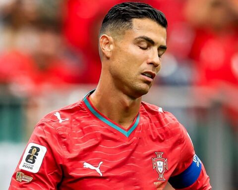 Những con số không thể tin được của Ronaldo: 3 cú sút, 0 trúng đích, chạm bóng ít kỷ lục
